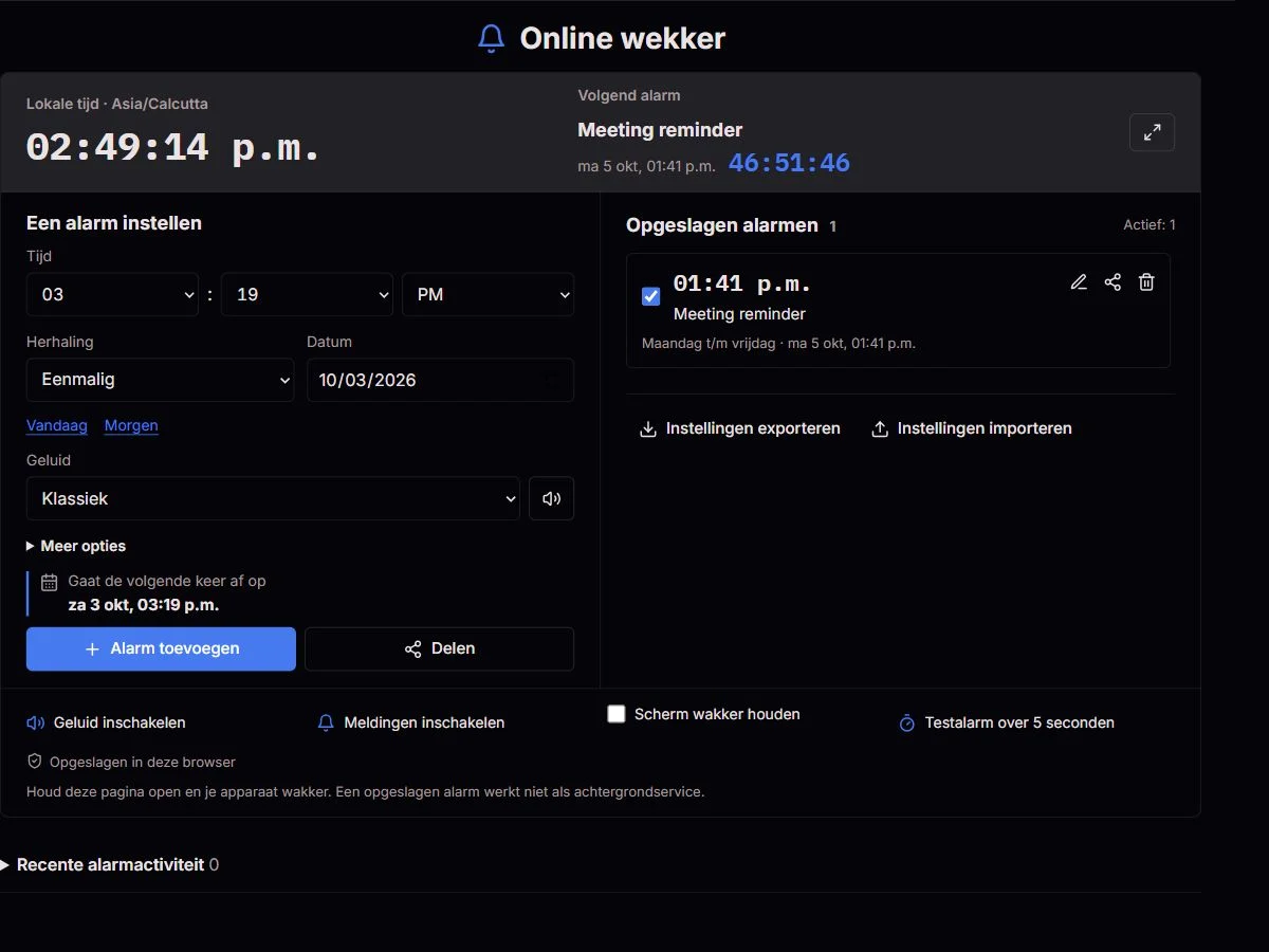 De ClockTools-wekker met instellingen voor tijd en herhaling en een lijst met geplande alarmen