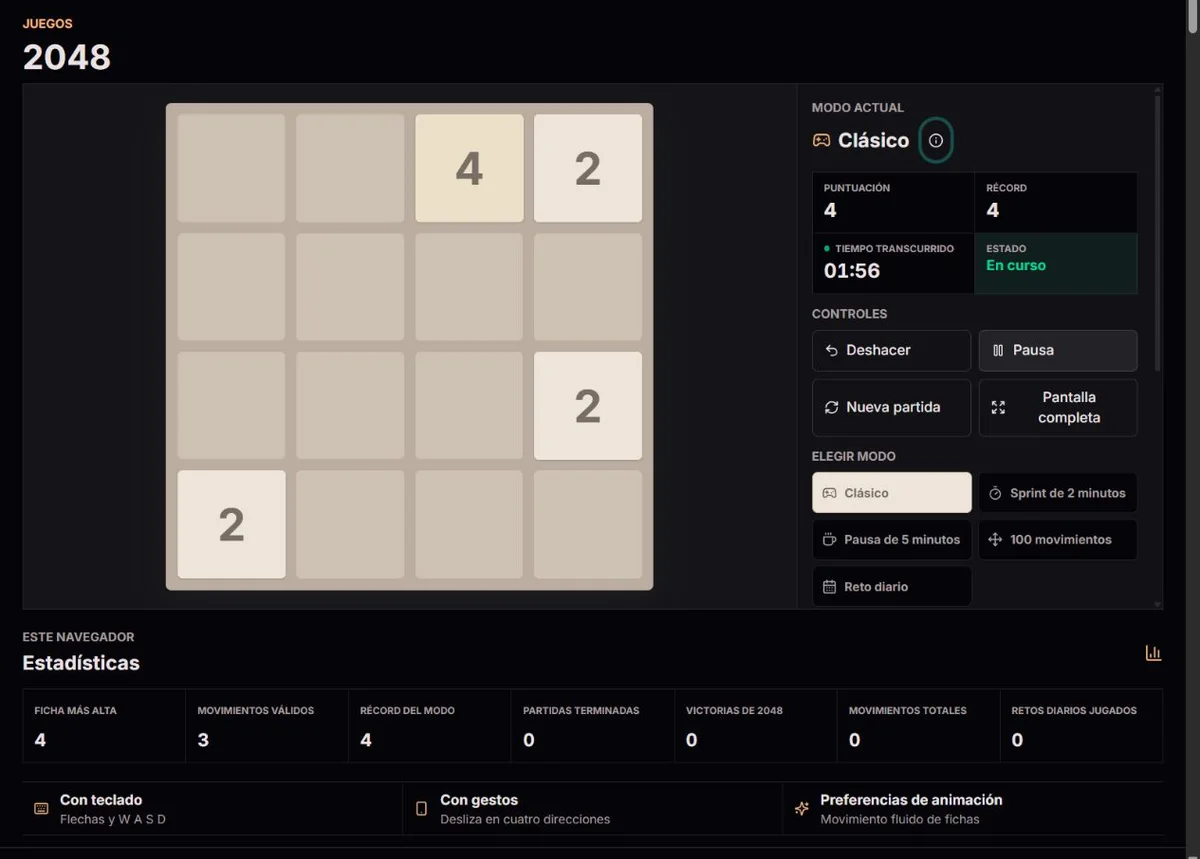 Tablero inicial de 2048 clásico con fichas numeradas y casillas libres